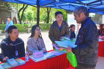 清城區統計局積極參與2017年‘12.4’國家憲法日暨全國法制宣傳法律咨詢活動，提供專業社會經濟咨詢服務